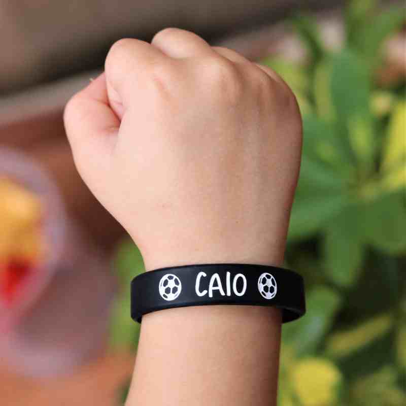 Bracelete de silicone personalizado com nome e bola de futebol.