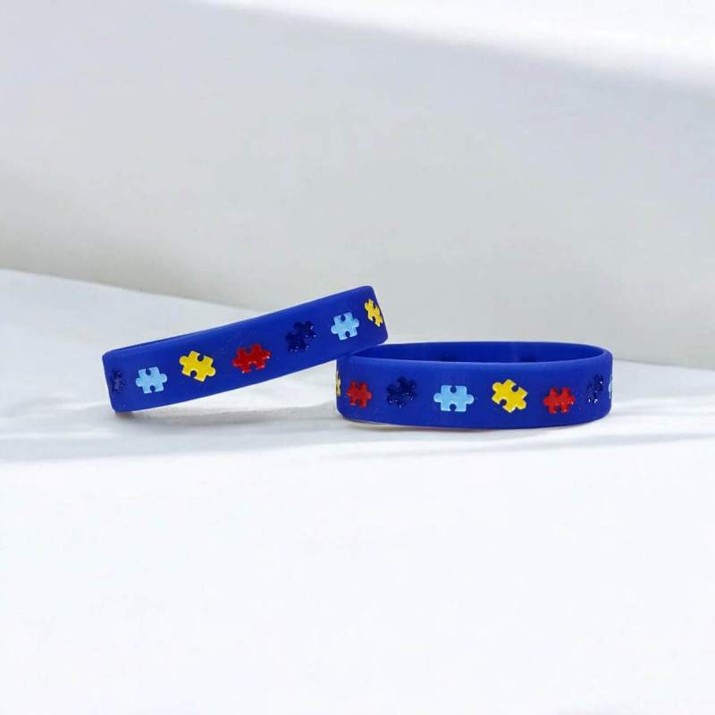 Brincos de silicone com puzzle em cores variadas, acessório divertido e casual para o dia a dia.