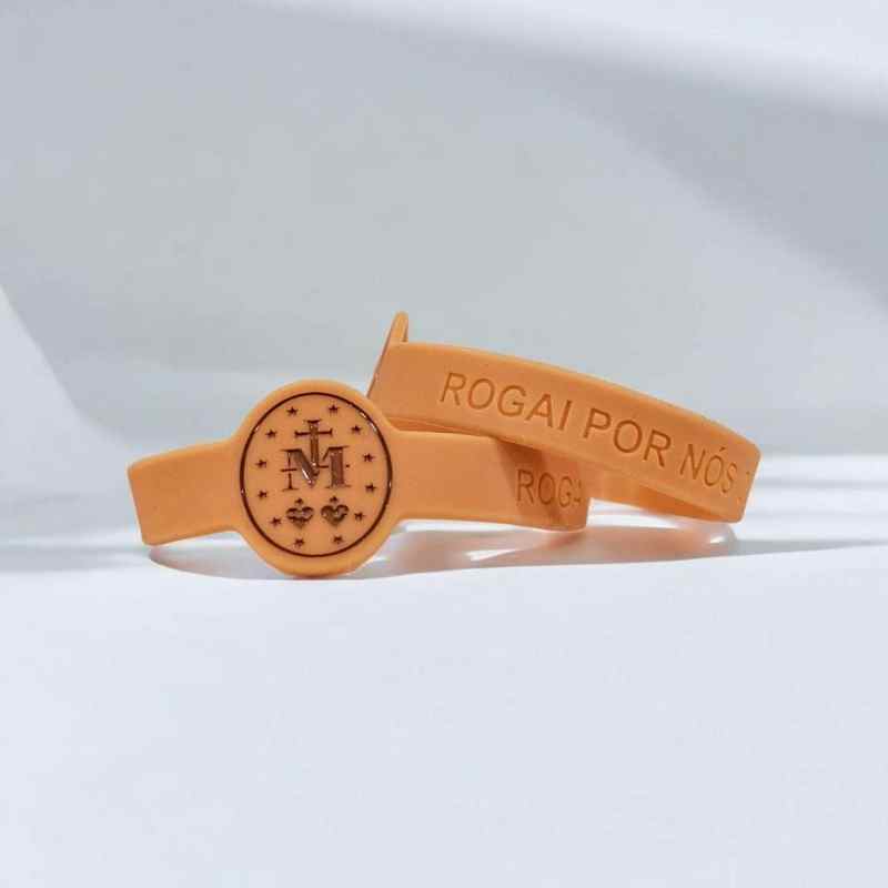 Pulseira de silicone com símbolo religioso e mensagem "Rogai por nós" em destaque.