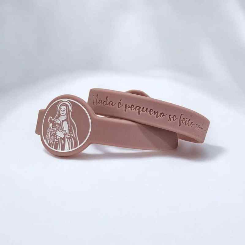 Pulseira de silicone rosa com imagem de santa e frase inspiradora.